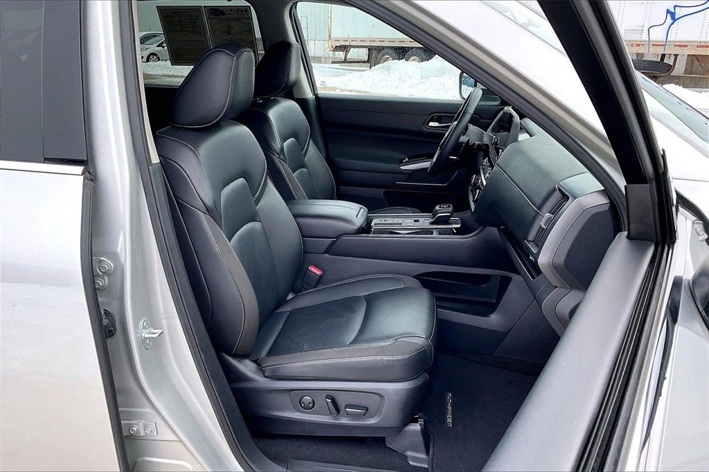 2025 Nissan Pathfinder SL