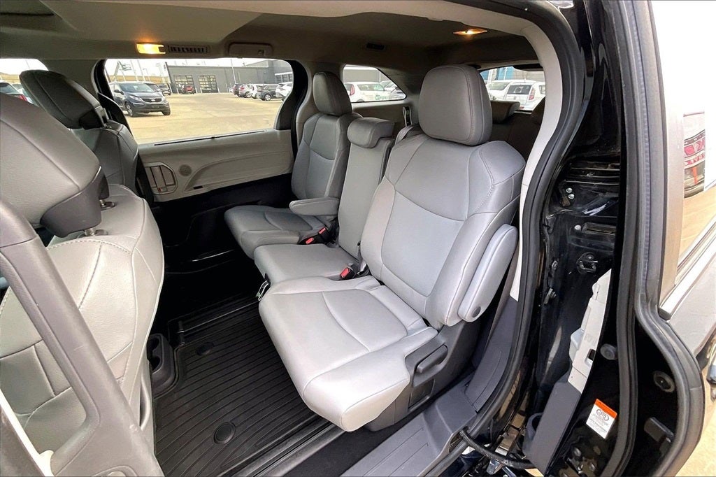 2022 Toyota Sienna XLE 8 Passenger