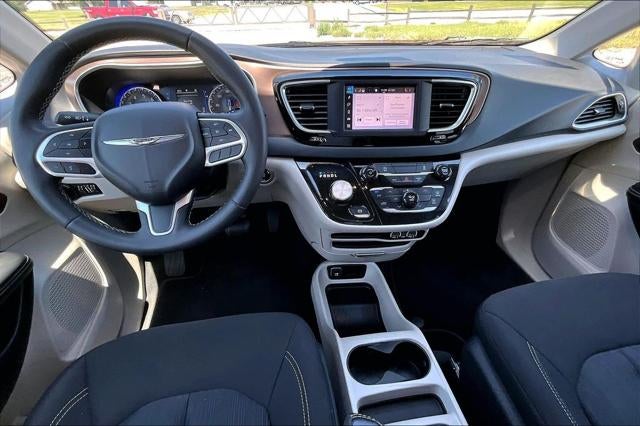 2024 Chrysler Voyager LX