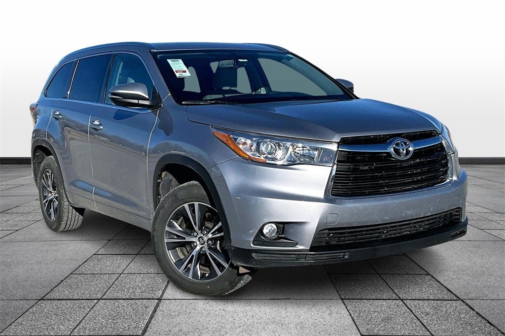 Used 2016 Toyota Highlander XLE with VIN 5TDKKRFH3GS505607 for sale in Hutchinson, KS