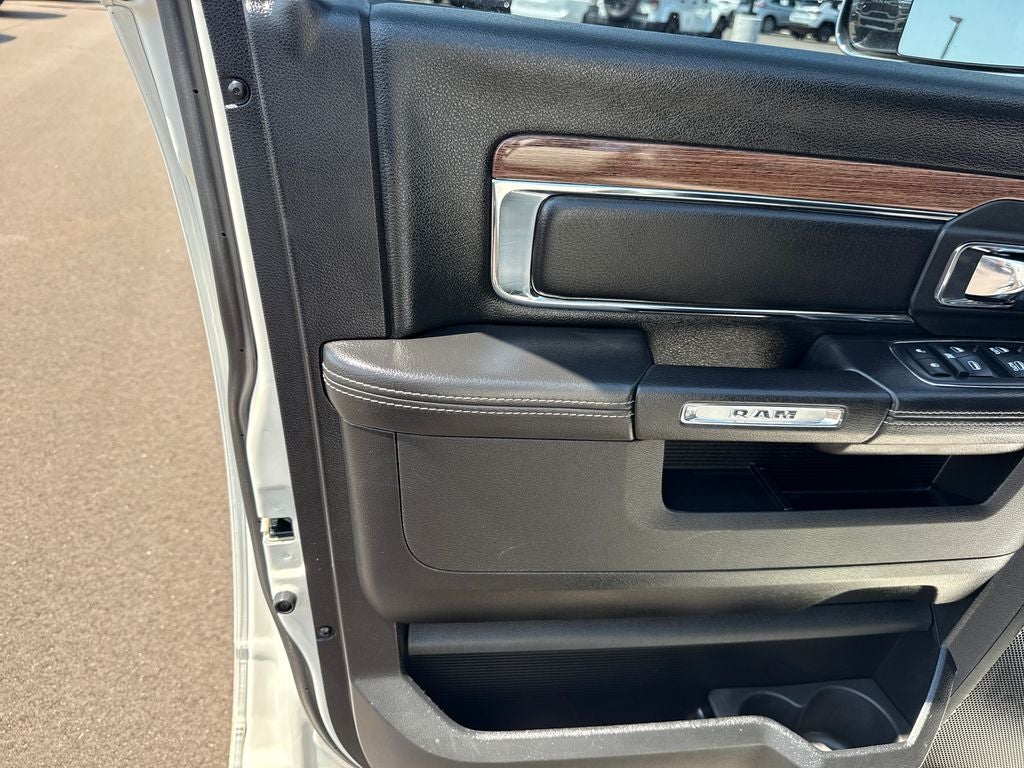 2017 RAM 1500 Laramie Crew Cab 4x4 5'7' Box