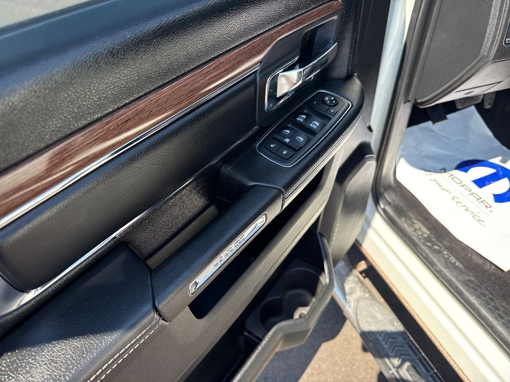 2017 RAM 1500 Laramie Crew Cab 4x4 5'7' Box
