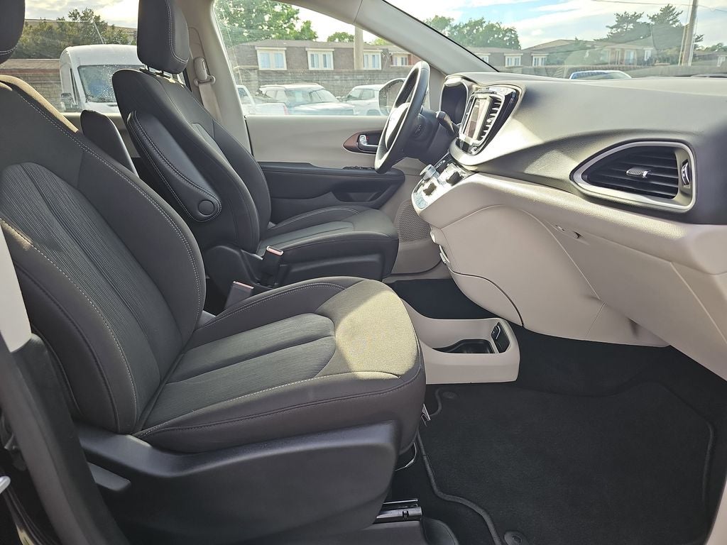 2024 Chrysler Voyager LX