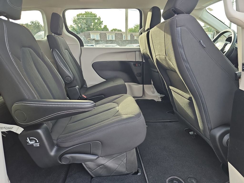 2024 Chrysler Voyager LX