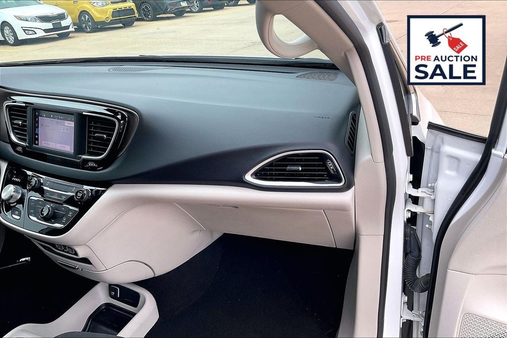 2023 Chrysler Voyager LX